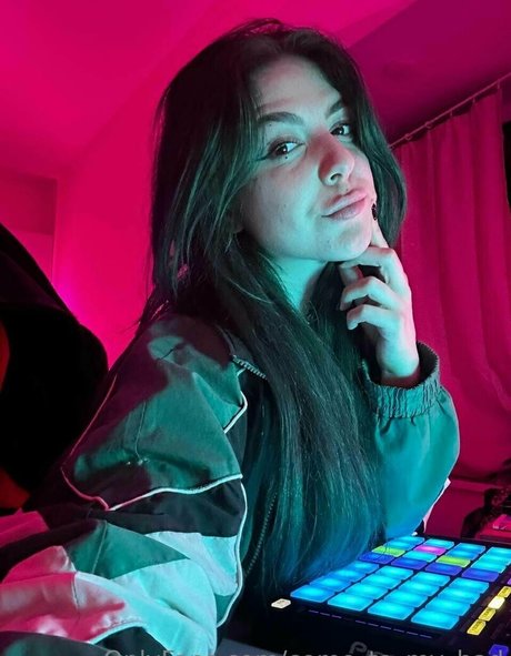 come to my bad hot star pictures