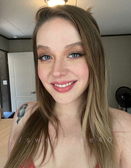 Sweet Dee sex model pics