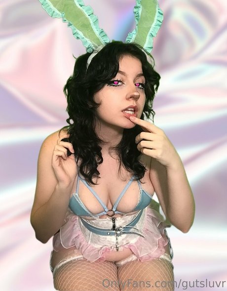 Gutsluvr model top photo