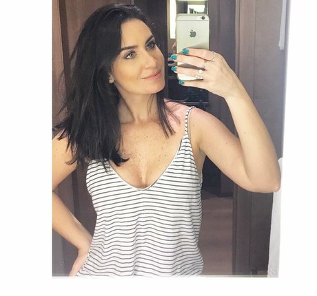 Larissa Erthal nude star img