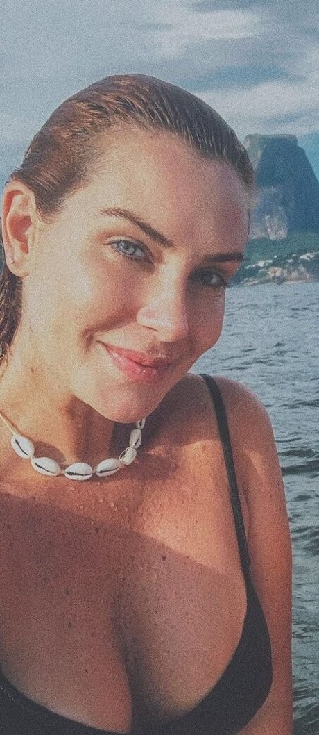 Larissa Erthal sexy actress pics