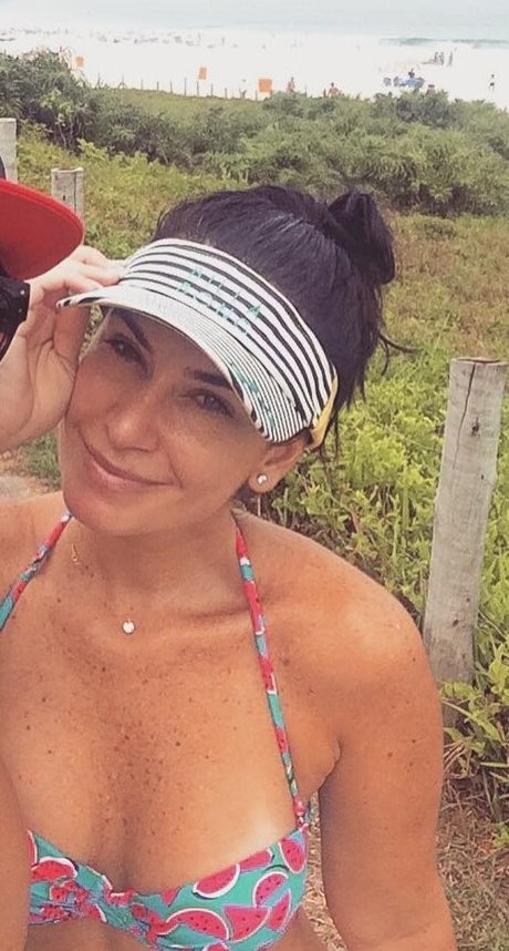 Larissa Erthal sexy model pics