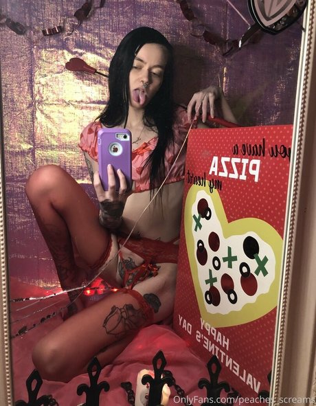 peacheyscreams pornographic model pic