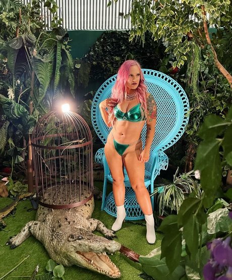 Shazza McKenzie naked model archive