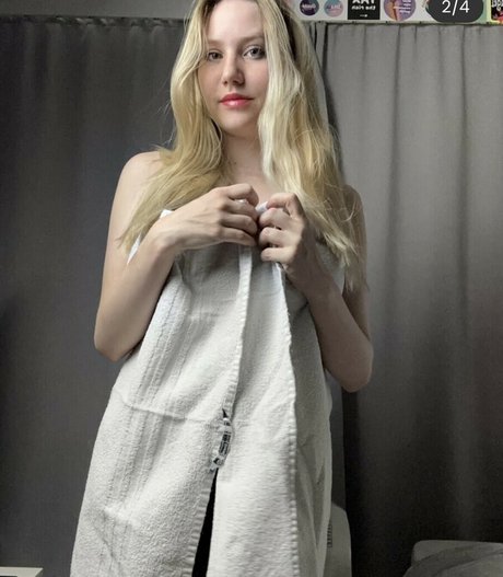 Gewoonalicia art actress archive