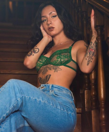 Deeperse erotic model image