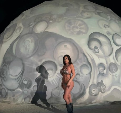 Bianca Censori nice model img