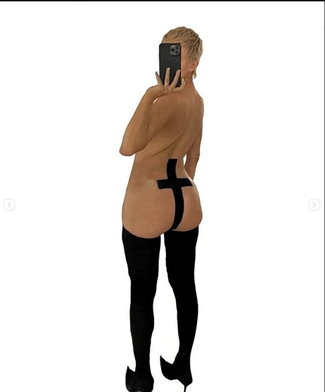 Bianca Censori model naked pic