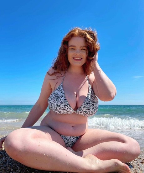 MissDeadlyRed hot model image