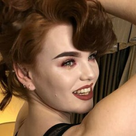 MissDeadlyRed pretty actress image