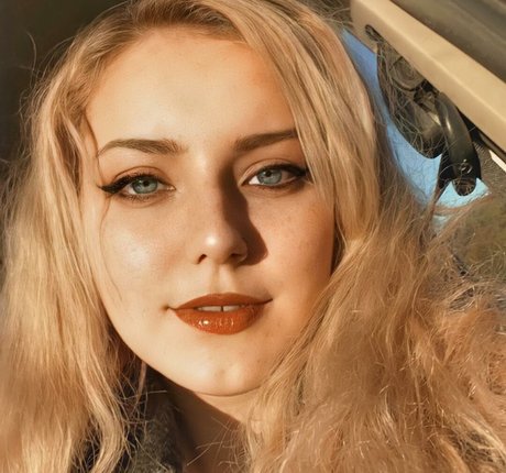 serendipitoussav naked star pic