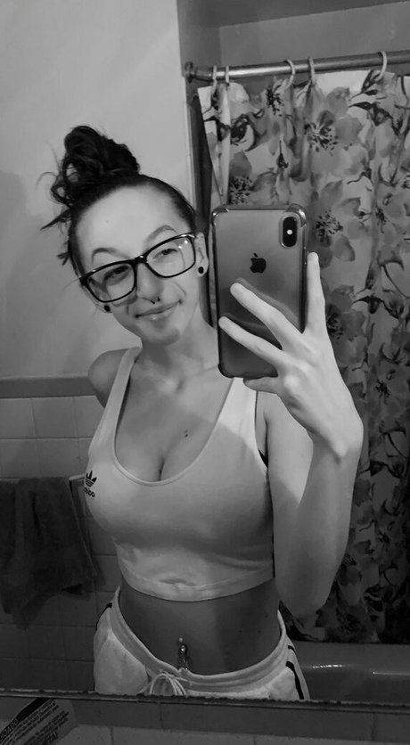 FrontDeskLady nude actress archive