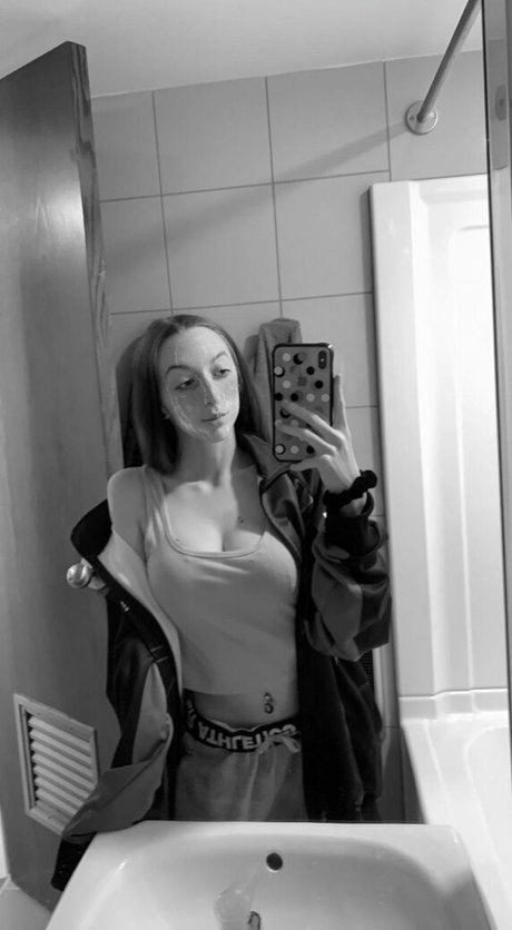 FrontDeskLady xxx model photo