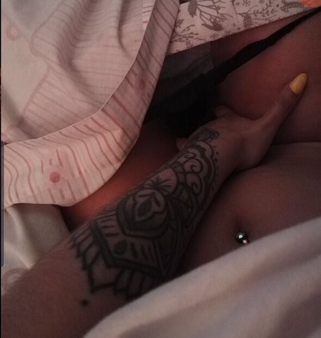 Xanelle model art galleries