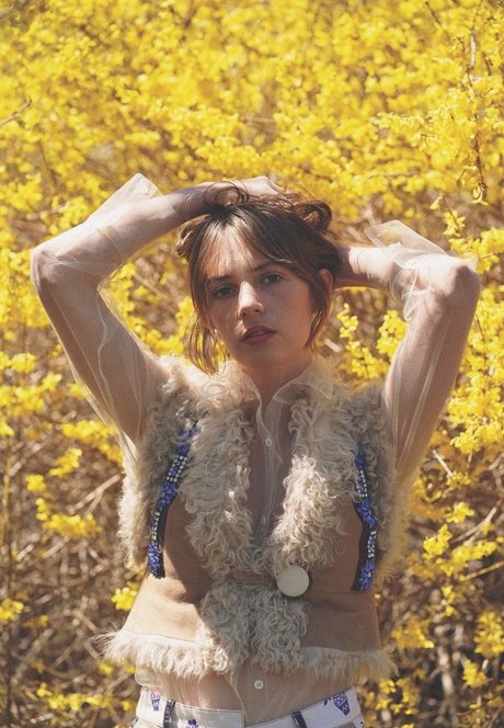 Maya Hawke model pornographic picture