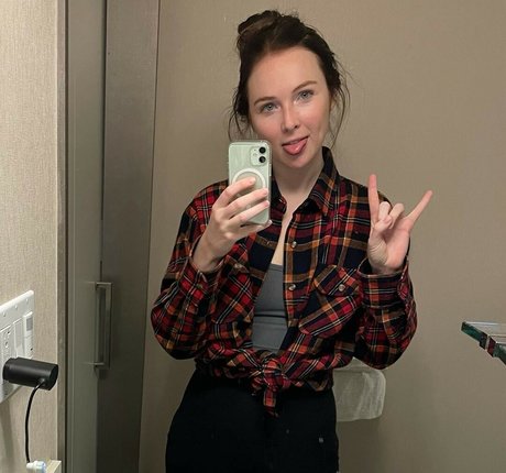 Molly Quinn star perfect photo