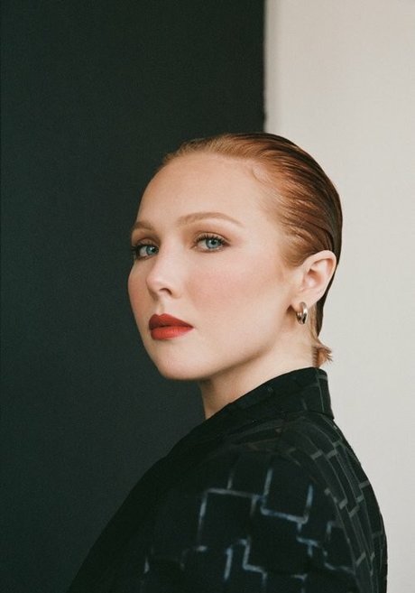 Molly Quinn model pics