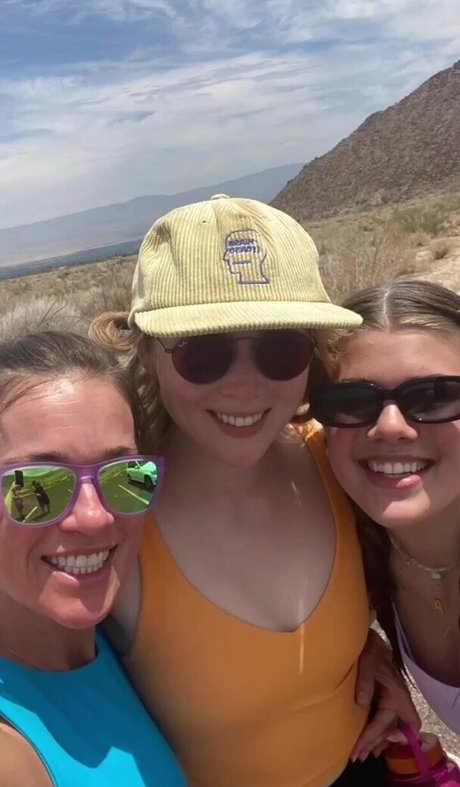 Molly Quinn nude model pictures