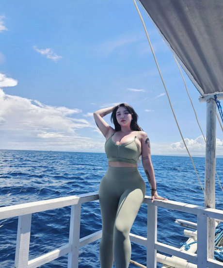 e chi h erotic star photo