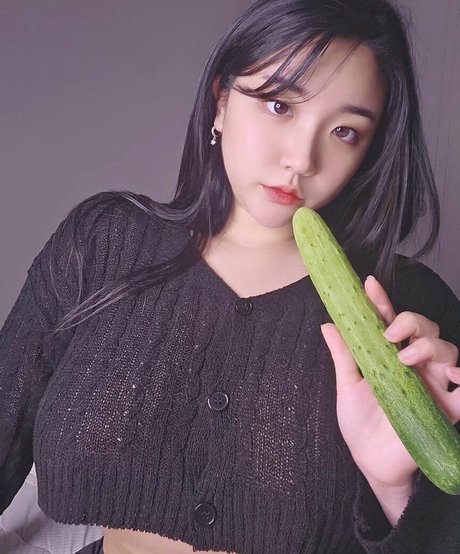 e chi h pornographic model photos