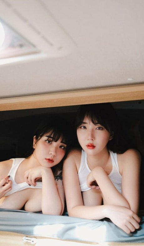 e chi h naked model galleries