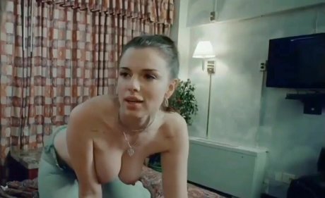 Julia Fox model top pic