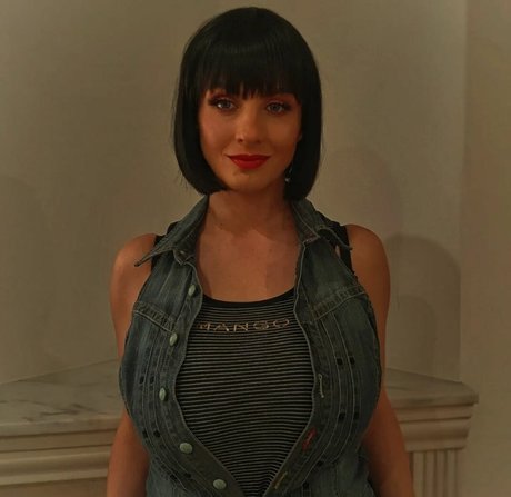 Lisa Bukawski model picture