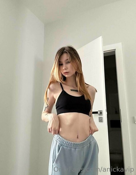 anickavip star nude image