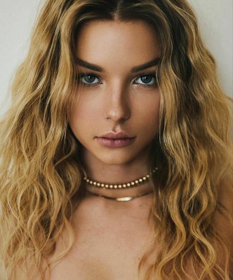 Madi Teeuws adult model img