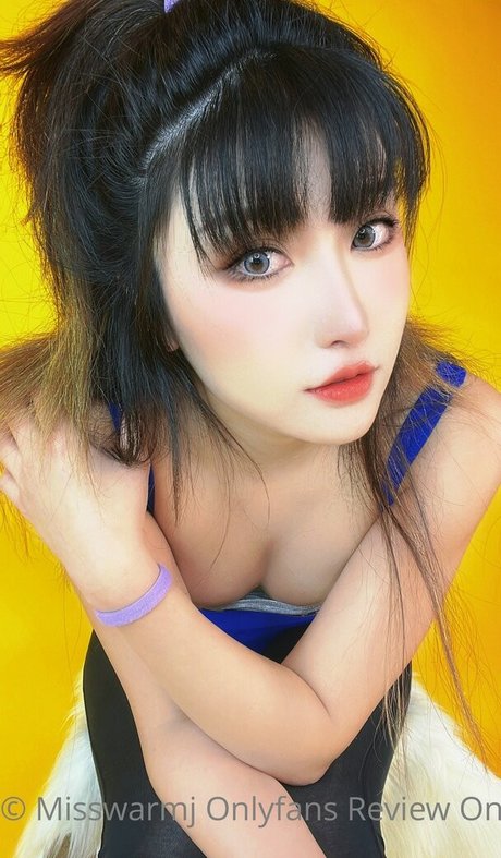 MissWarmJ model art gallery