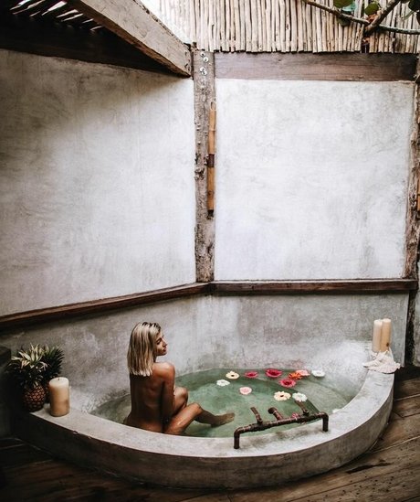 Lauren Bullen star art pics