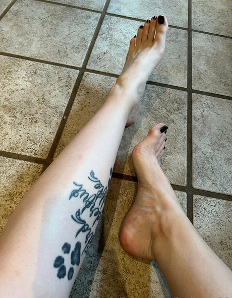 loritoes32 naked model gallery