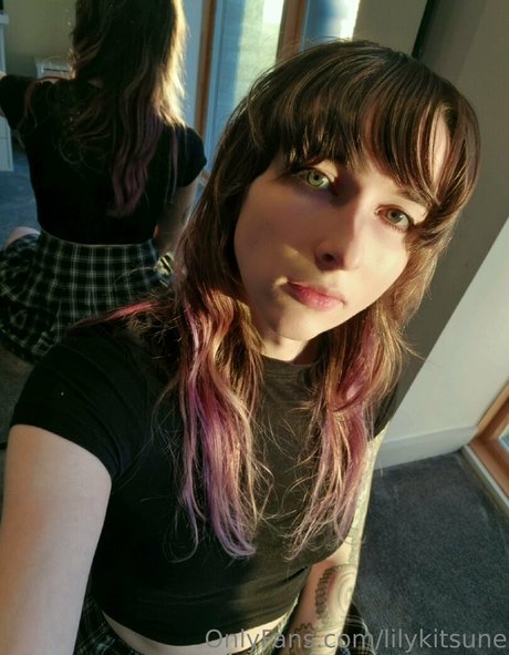 lilykitsune model nude image