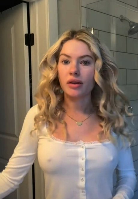 Claudia Walsh sexy star photo