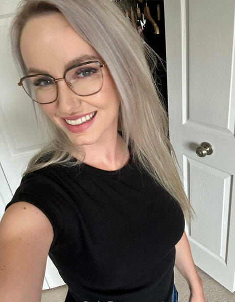 nurseryleigh xxx pornstar photo