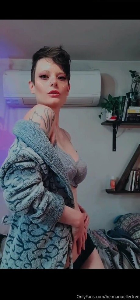 hennanuellerfree model nude pics