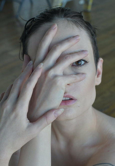 hennanuellerfree naked model img