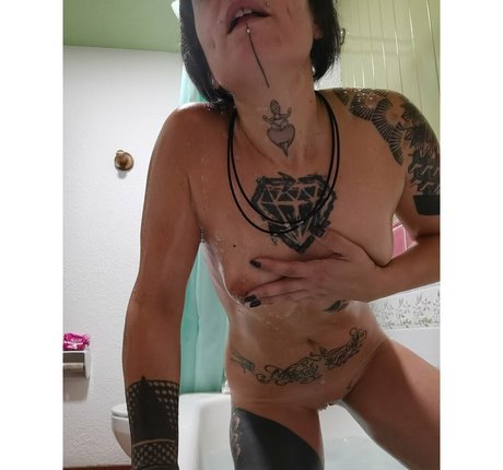 shewolf inked star nude pics