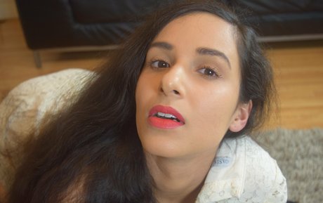 mirabella 00 beautiful model image