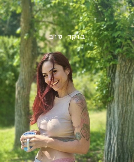 QueenREd nudes actress pics