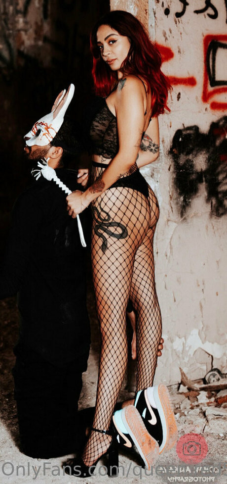 QueenREd pretty model photo