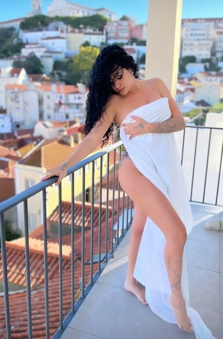 Yonamarques_ naked pornstar pic