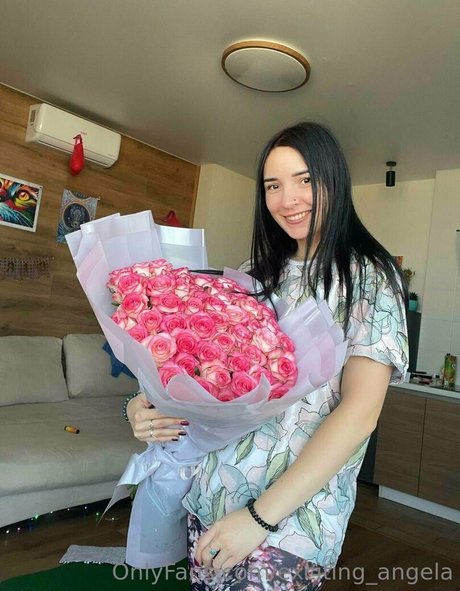 evelinaqueen pretty pornstar image