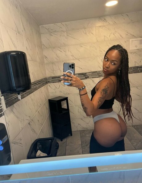 yourfavbubblebuttt perfect model img