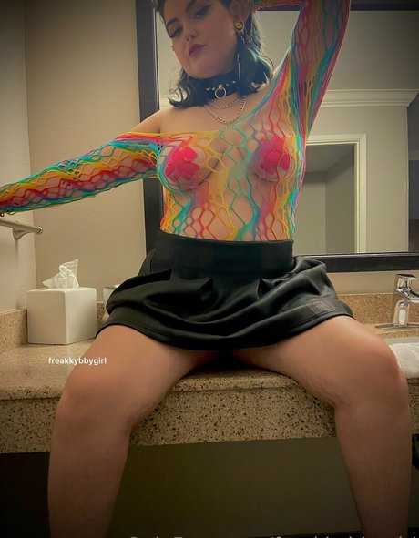 freakkybbygirl naked model image