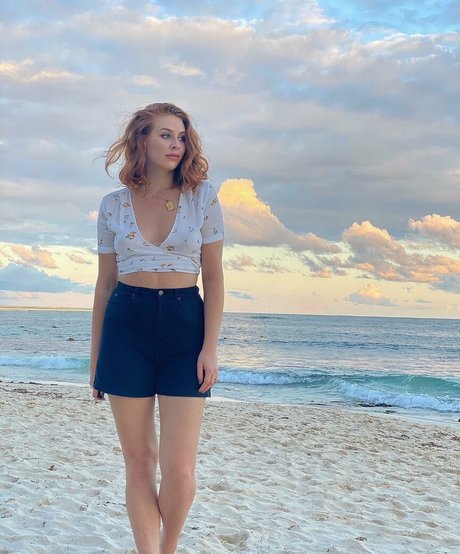 Charlotte Dobre thumbnail