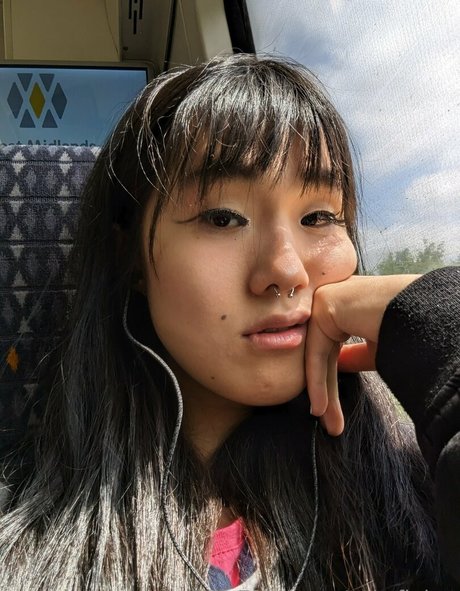 oomfiekat model sex photo