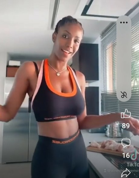 Ainett Stephens pretty actress pic