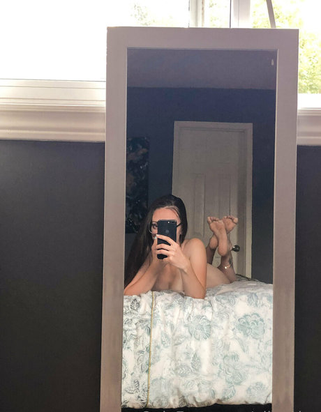 alixsoles naked actress picture