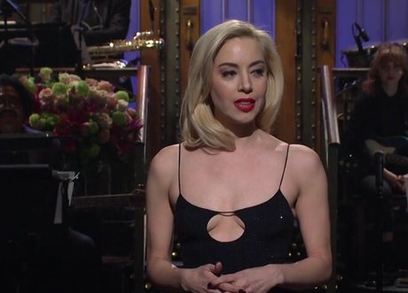 Aubrey Plaza perfect model image